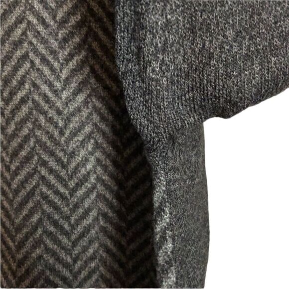 Geoffrey Beene grey v neck sweater. Size medium - Picture 7 of 9